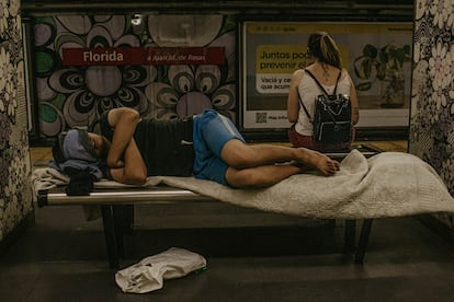 A man sleeps on a bench inside the Buenos Aires subway.