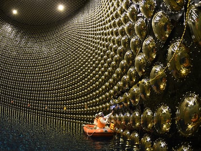 Dos técnicos trabajan en el interior del tanque de agua del detector de neutrinos Super-Kamiokande, en Japón.