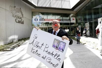 Satirist Leo Bassi delivers his letter in protest at cultural policies in Madrid.