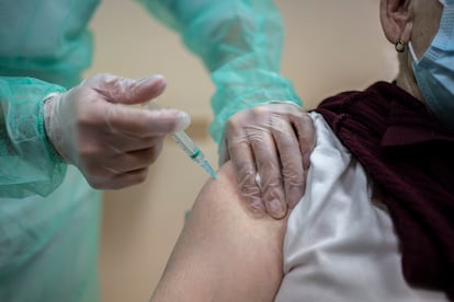 Vacunación contra la covid-19 en una residencia de mayores de Madrid en enero de 2021.