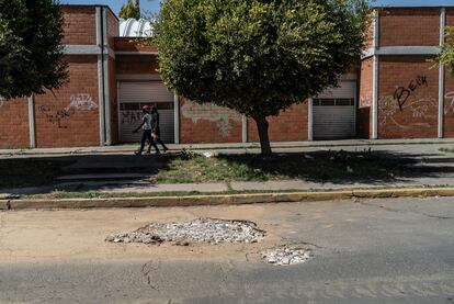 Un socavón en una calle de la unidad Villas de San Martín, en Chalco (Estado de México), ocasionado por una grieta que se extiende por varias colonias del municipio.