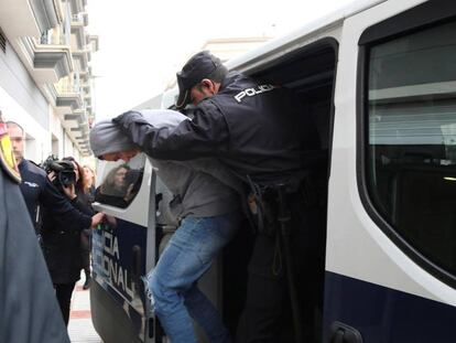 Uno de los cuatro detenidos, trasladado este viernes por agentes de la Policía Nacional al juzgado.