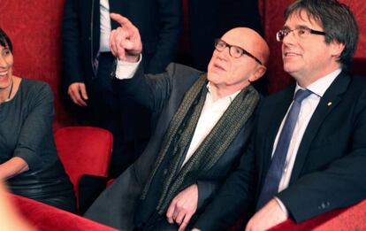 Puigdemont, con su abogado, Paul Bekaert, esta noche en la representación de la obra 'El duque de Alba', en Gante.