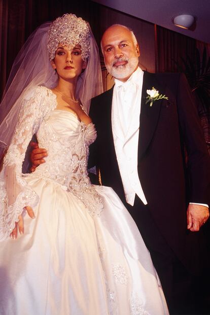 Celine Dion se casó con el desaparecido músico y cantante René Angélil en 1994. Para la ocasión eligió un diseño definitorio de su estilo en aquel momento: recargado, barroco y repleto de brillos. Una elección que, más de 20 años después, sigue logrando colarse en todas las listas de novias peor vestidas de la historia.