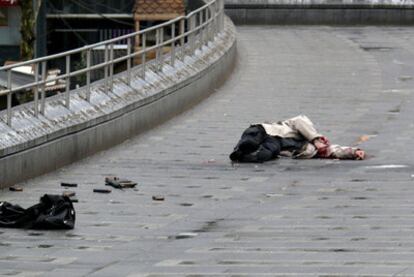 El cadáver del asesino, Nordine Amrani, yace en la céntrica plaza Saint Lambert de Lieja.