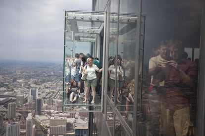 ¡Uy, qué miedo! Uno de los miradores acristalados de The Ledge (La Cornisa) en la planta 103 de la torre Willis, en Chicago. Más de 1,5 millones de visitantes se asoman aquí cada año. El lema del lugar: "Salga a la cornisa ¡si se atreve!". Abajo, un abismo de 413 metros.