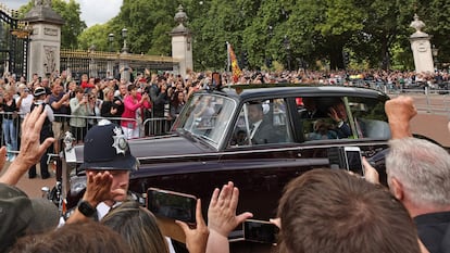 Carlos III saluda a la multitud congregada a las puertas del palacio de Buckingham a su llegada a la residencia oficial tras ser proclamado rey este sábado.