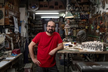 Eduard Grau, fabricante de la maqueta de la popular serie de Tor.