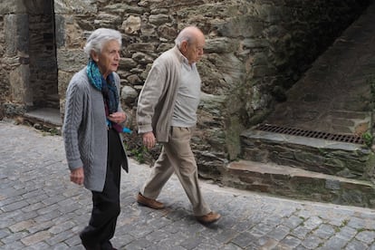 El expresidente de Cataluña Jordi Pujol y su mujer Mart Ferrusola paseando en Queralbs.