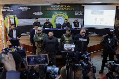 Militares son presentados durante una conferencia de prensa después de que las fuerzas armadas de Bolivia se retiraran del palacio presidencial.