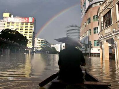 Un hombre recorre en una canoa una calle inundada de Wuzhou