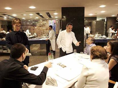 Ferran Adrià, en el comedor de El Bulli, con el cartel de la Documenta al fondo.