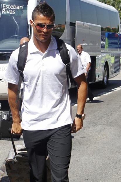 El delantero portugués Cristiano Ronaldo a su llegada al aeropuerto de Barajas desde donde la plantilla del Real Madrid partirá a Los Ángeles para iniciar la preparación de la temporada