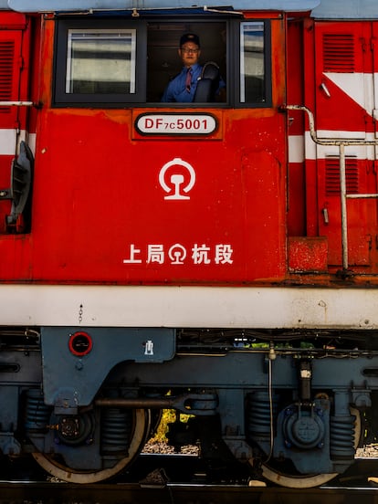 El maquinista Huang Wei, de 49 años, a bordo de una locomotora en Yiwu. Fue la persona que condujo el primer tramo del primer tren de la ruta Yiwu-Madrid en 2014. 