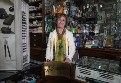 Ana Salazar, en el interior de la histórica papelería Salazar.