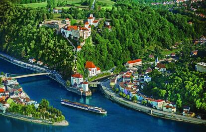 Un crucero fluvial junto a la ciudad de Passau (Baviera)