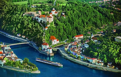 Un crucero fluvial junto a la ciudad de Passau (Baviera)