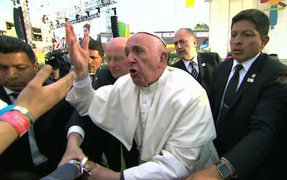 El Papa reprende a una persona por jalarlo y hacer que tropezara.