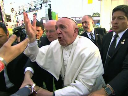 El Papa reprende a una persona por jalarlo y hacer que tropezara.