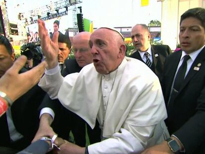 El Papa reprende a una persona por jalarlo y hacer que tropezara.