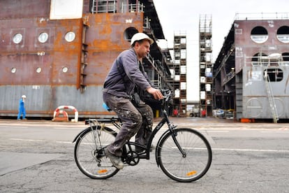 Un trabajador se desplaza en bicicleta por dentro de los astilleros de Saint Nazaire, en septiembre de 2017.