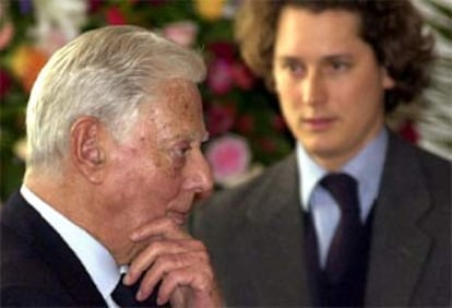 Umberto Agnelli, nuevo patrón de Fiat (en primer plano), ayer en la capilla ardiente de su hermano, junto a John Elkann.