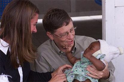 Bill Gates y su esposa, Melissa, con un bebé durante su visita en 2003 al Centro de Investigación de Manhiça, en Mozambique.