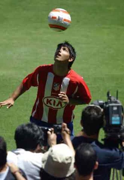 Sergio Agüero, durante su presentación ante los medios en el césped del Vicente Calderón.