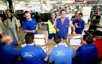 Trabajadores de la empresa Ford participan en la votación del referéndum sobre el convenio.
