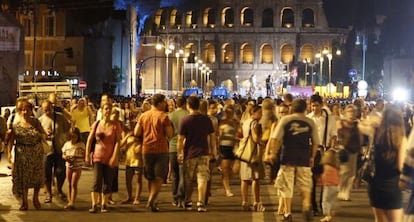 Las calles aledañas al Coliseo romano, rebosantes de peatones el sábado por la noche.