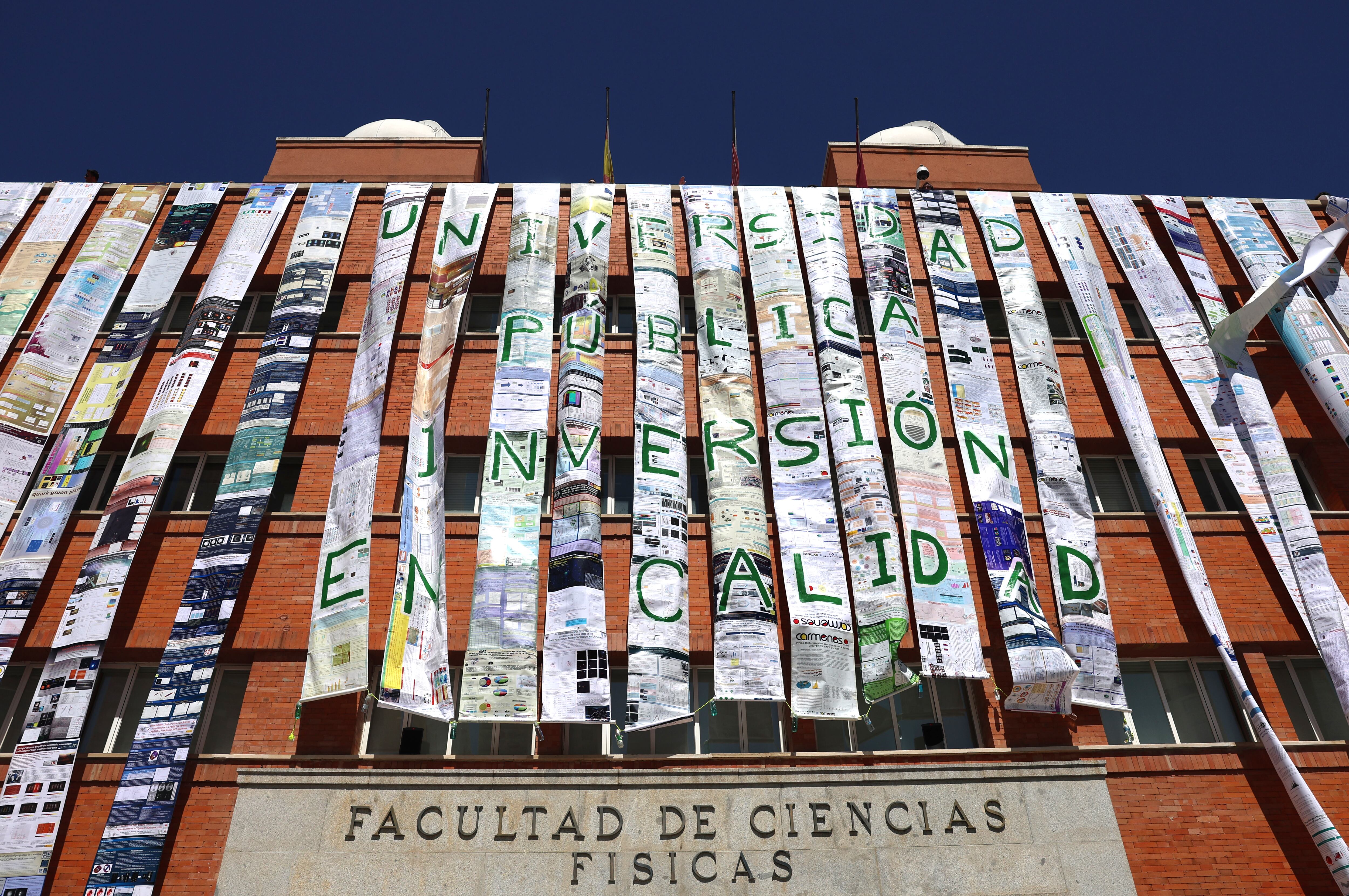 Protesta para reivindicar más dinero para ciencia en la Facultad de Ciencias Físicas de la Universidad Complutense.