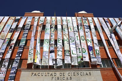Protesta para reivindicar más dinero para ciencia en la Facultad de Ciencias Físicas de la Universidad Complutense.