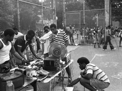 J&oacute;venes en las calles del Bronx en 1970.