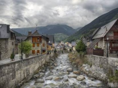 El río Nere a su paso por el pueblo de Viella, en el valle de Arán (Lérida).