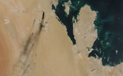 Imagen de satélite proporcionada por NASA Worldview el 14 de septiembre de 2019 muestra los incendios producidos por los ataques con drones a dos grandes plantas petrolíferas, propiedad del gigante estatal Aramco, en el este de Arabia Saudita.