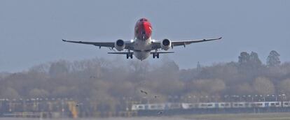 Un avi&oacute;n despega de Gatwick