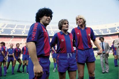 De izquierda a derecha, Maradona, Archibald y Schuster, durante su presentación en el Barcelona, el 10 de febrero de 1982.