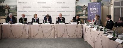 Desde la izquierda, Felipe González, Werner Hoyer, Ursula von der Leyen, Guy Verhofstadt, Jacques Delors, Nouriel Rubini, Christine Ockrent, Nicolas Berggruen y Juan Luis Cebrián.