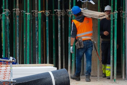 Trabajadores en un sitio de obras en Valladolid.