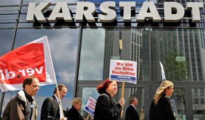Trabajadores de los grandes almacenes Karstadt durante una protesta en contra de la situación de la empresa matriz con carteles en los que se puede leer: "Somos parte de Alemania".