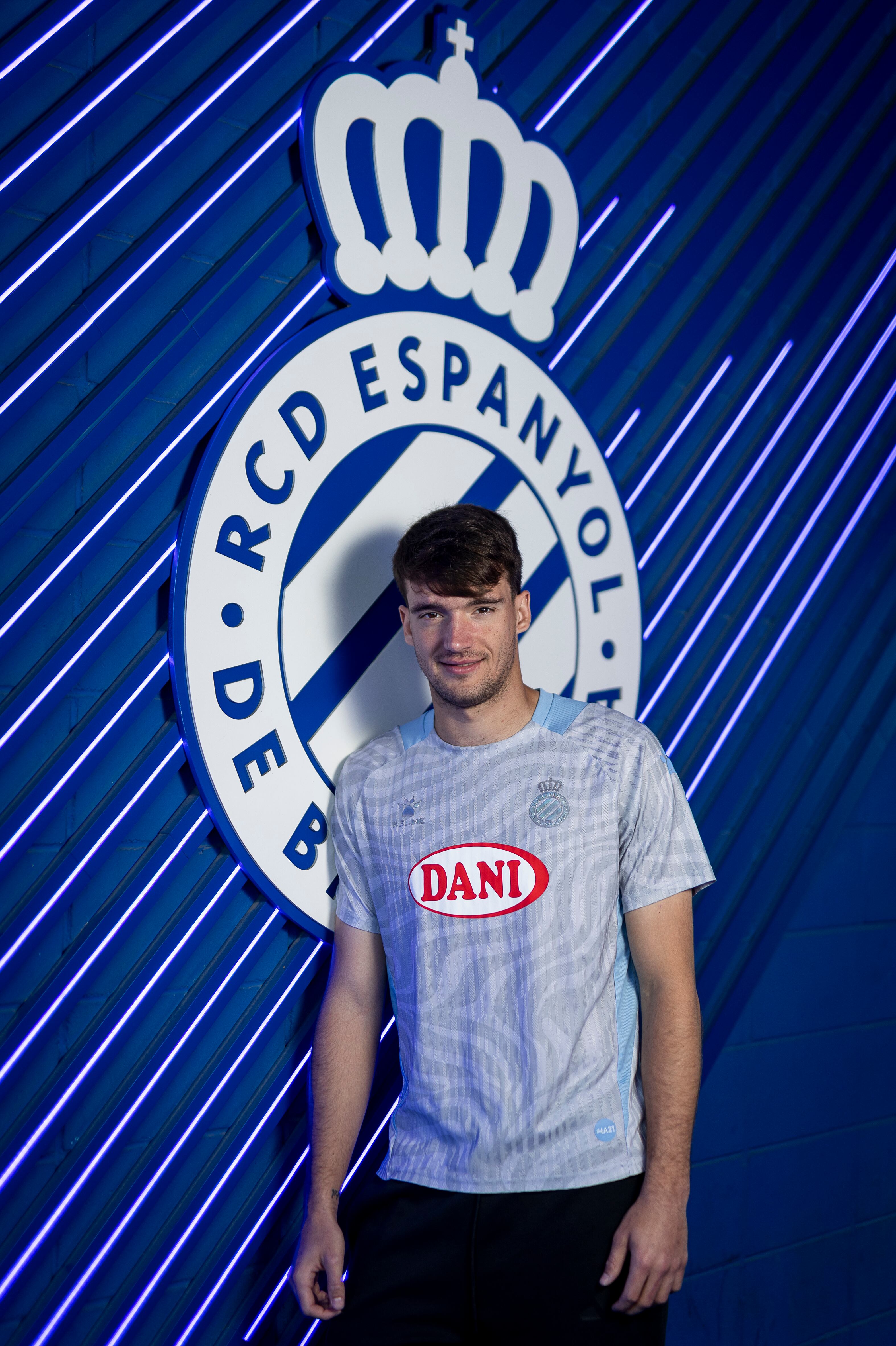 DVD 1313 09/04/26 Sant Adrià de Besos, Barcelona. Urko González, jugador del Espanyol, fotografiado en la ciutat esportiva Dani Jarque. [ALBERT GARCIA] 


