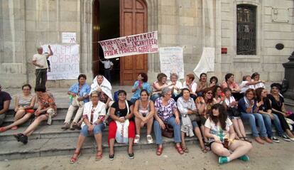 Las trabajadoras, durante una manifestación en la puerta del Ayuntamiento de Tarragona.