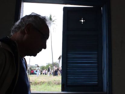 O ex-preso pol&iacute;tico Umberto Trigueiros Lima na casa onde foi torturado no Rio.