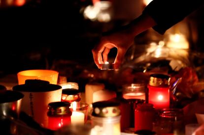 Una persona deja una vela en el espacio destinado para el homenaje, el 13 de diciembre de 2018.