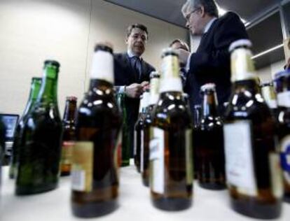 Fotografía facilitada por la Comunidad de Madrid del presidente, Ignacio González, durante la visita a las instalaciones de la Central de Mahou-San Miguel, donde se ha celebrado el acto de entrega de la IX edición del Premio Madrid Empresa Flexible y Distintivo Empresa Más Igual.