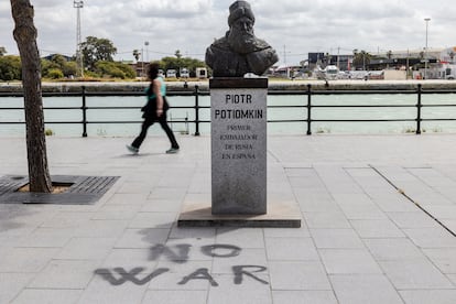 Pintada contra la guerra en Ucrania a los pies del busto del primer embajador ruso en España, Piotr Potiomkin, en el paseo junto al río Guadalete, en El Puerto de Santa María (Cádiz)