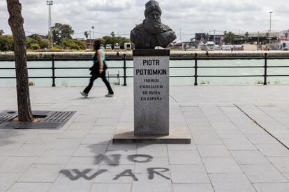 Pintada contra la guerra en Ucrania a los pies del busto del primer embajador ruso en España, Piotr Potiomkin, en el paseo junto al río Guadalete, en El Puerto de Santa María (Cádiz)