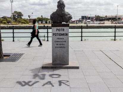 Pintada contra la guerra en Ucrania a los pies del busto del primer embajador ruso en España, Piotr Potiomkin, en el paseo junto al río Guadalete, en El Puerto de Santa María (Cádiz)