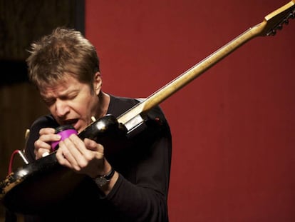 Nels Cline, en un concierto en 2011.