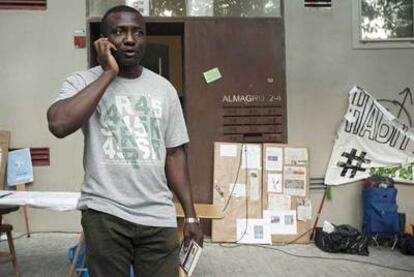 Emmanuel Osaro Otuomagie, nigeriano de 36 años y afectado por un desahucio, es uno de los nuevos inquilinos del inmueble ocupado en Barcelona.